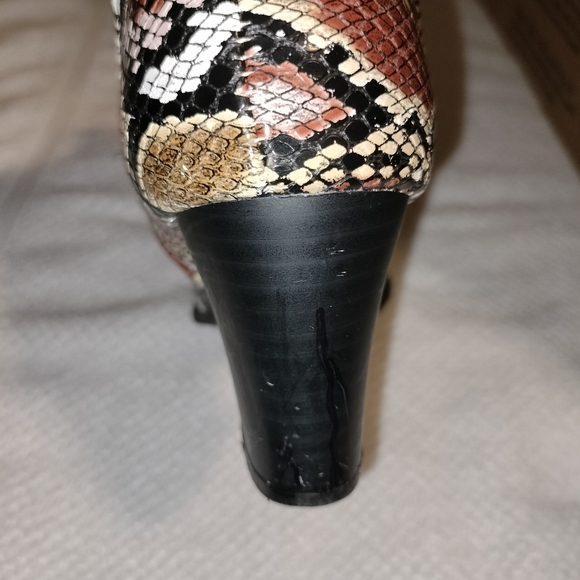 Qupid Women's Rubber Elastic Gore Pointy Toe Ankle Booties Snakeskin look Sz 6 - Picture 10 of 13